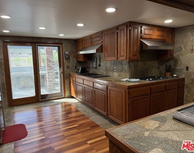 1196 Willow Lane - Photo Thumbnail 7
