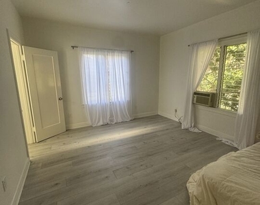 245 N Swall Drive - Photo Thumbnail 6