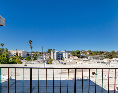 11645 Montana Avenue - Photo Thumbnail 12