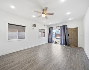 5760 Melrose Avenue - Photo Thumbnail 2