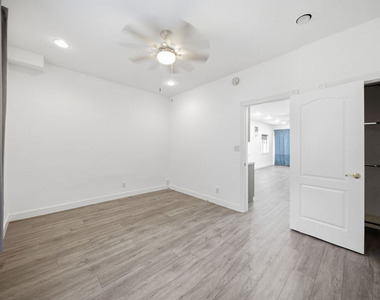 5760 Melrose Avenue - Photo Thumbnail 5