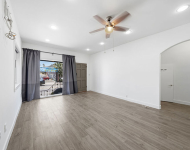 5760 Melrose Avenue - Photo Thumbnail 3