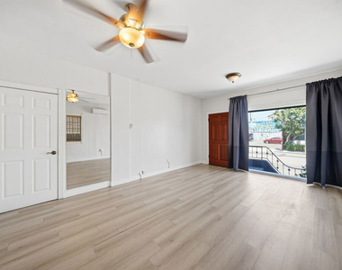 5754 Melrose Avenue - Photo Thumbnail 5