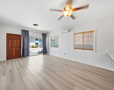 5754 Melrose Avenue - Photo Thumbnail 4