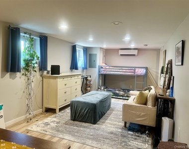 372 Verplanck Avenue - Photo Thumbnail 4
