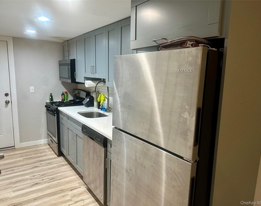 372 Verplanck Avenue - Photo Thumbnail 3