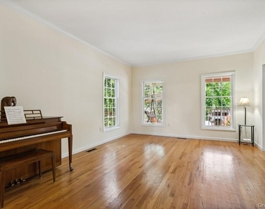 921 Shore Acres Drive - Photo Thumbnail 3