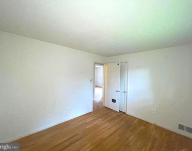 6933 Tyndale Street - Photo Thumbnail 5