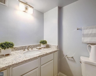 203 Yoakum Parkway - Photo Thumbnail 15