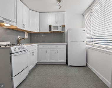 1210 N Taft Street - Photo Thumbnail 2