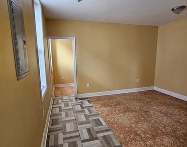 240 W Glenwood Avenue - Photo Thumbnail 2