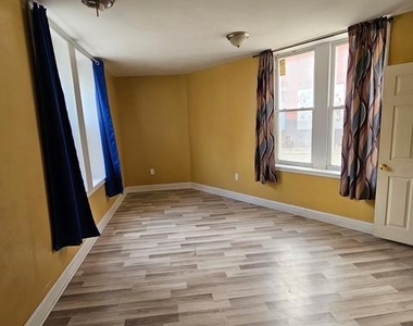 240 W Glenwood Avenue - Photo Thumbnail 4