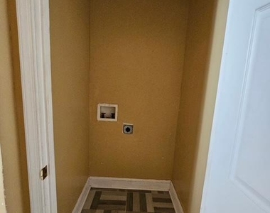 240 W Glenwood Avenue - Photo Thumbnail 3
