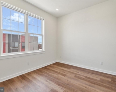 2513 N Howard Street - Photo Thumbnail 4