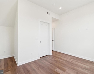 2513 N Howard Street - Photo Thumbnail 7