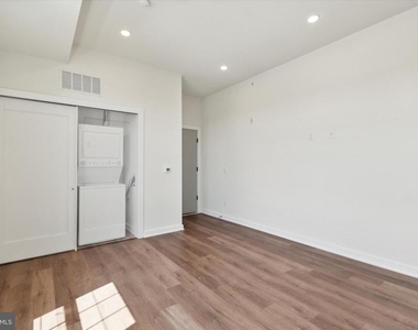 2513 N Howard Street - Photo Thumbnail 10