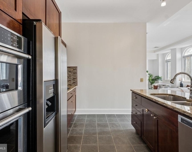 1512 Spruce Street - Photo Thumbnail 9