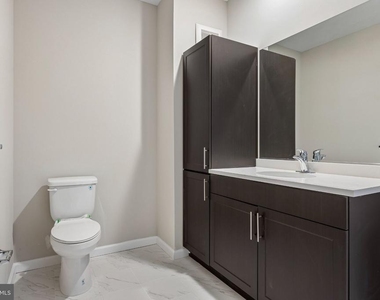 1100 Crescent Way - Photo Thumbnail 5