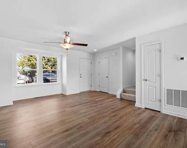 449 Peleton Street - Photo Thumbnail 4