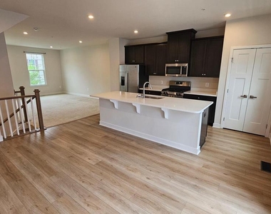 16437 Fife Way - Photo Thumbnail 5