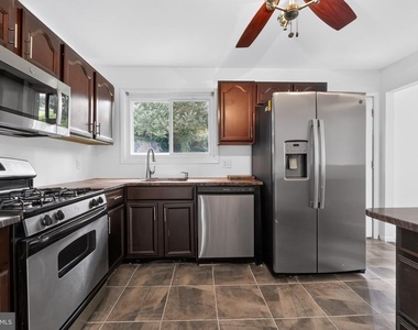 1700 Jarvis Avenue - Photo Thumbnail 3