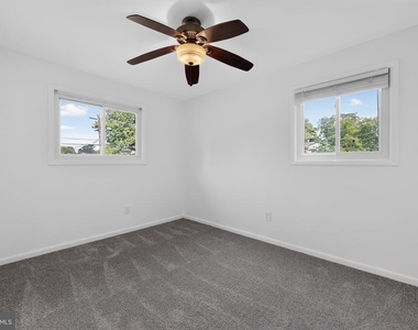 1700 Jarvis Avenue - Photo Thumbnail 8