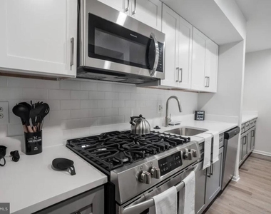 1699 Yale Place - Photo Thumbnail 6