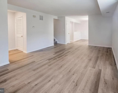 1699 Yale Place - Photo Thumbnail 7
