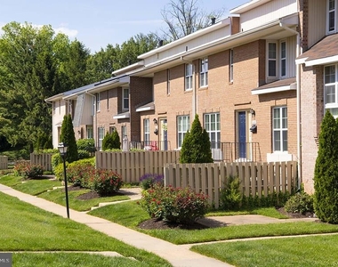 1699 Yale Place - Photo Thumbnail 4