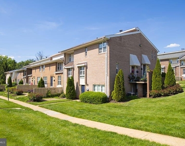 1699 Yale Place - Photo Thumbnail 2