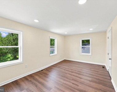 28 E Main Street - Photo Thumbnail 4