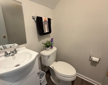 415 Strathaven Court - Photo Thumbnail 10