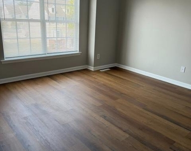 319 Paradee Drive - Photo Thumbnail 6