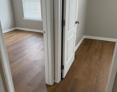 319 Paradee Drive - Photo Thumbnail 8