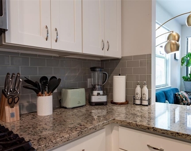 4702 Leslie Ave - Photo Thumbnail 3