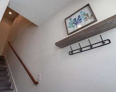 4702 Leslie Ave - Photo Thumbnail 14