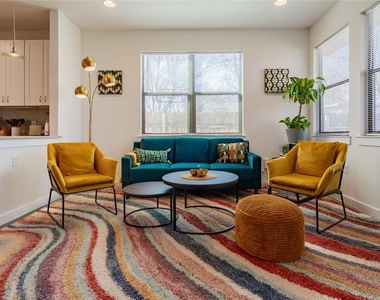 4702 Leslie Ave - Photo Thumbnail 10