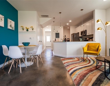 4702 Leslie Ave - Photo Thumbnail 11