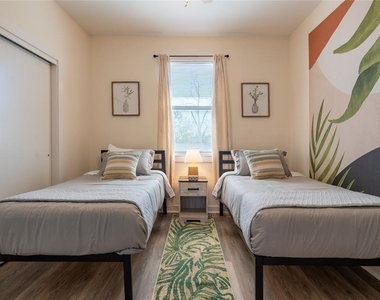4702 Leslie Ave - Photo Thumbnail 25