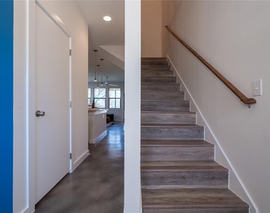 4702 Leslie Ave - Photo Thumbnail 13