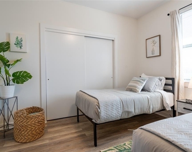 4702 Leslie Ave - Photo Thumbnail 26