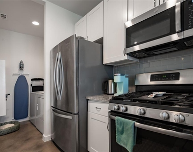 4702 Leslie Ave - Photo Thumbnail 2
