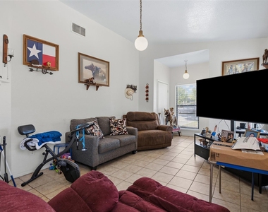 911 Crockett St - Photo Thumbnail 7