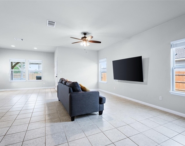 237 Driftwood Ln - Photo Thumbnail 3