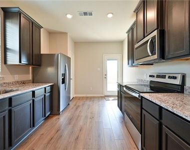 404 Freedom Park Ave - Photo Thumbnail 6