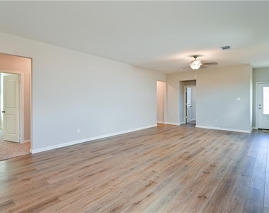 404 Freedom Park Ave - Photo Thumbnail 13