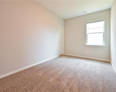 404 Freedom Park Ave - Photo Thumbnail 12