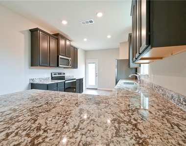 404 Freedom Park Ave - Photo Thumbnail 5