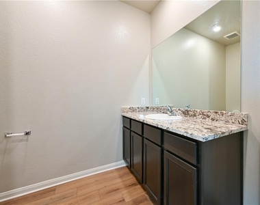 404 Freedom Park Ave - Photo Thumbnail 17