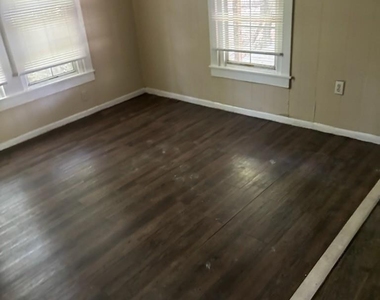 111 White Oak St - Photo Thumbnail 2